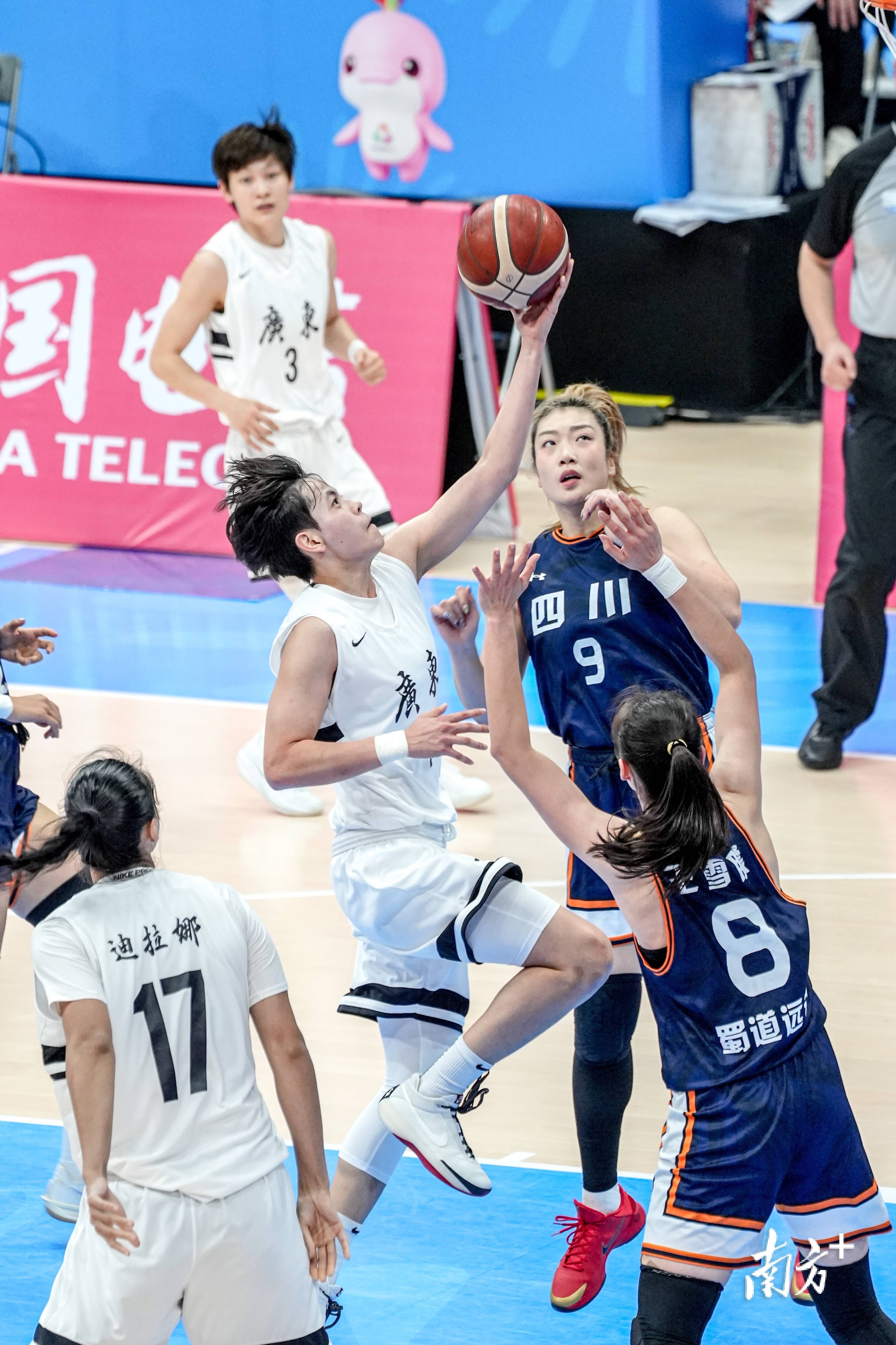 四川队力克广东队，拉文扛起全队