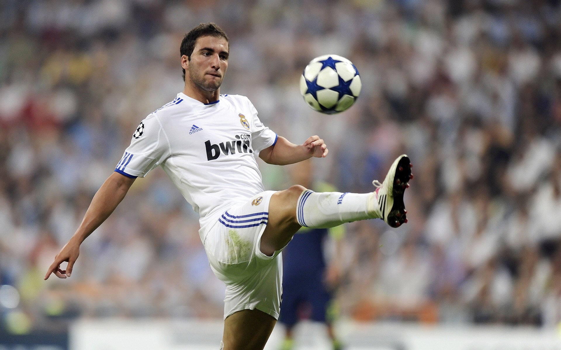 德甲争冠战之夜，戈麦斯对手完全无解