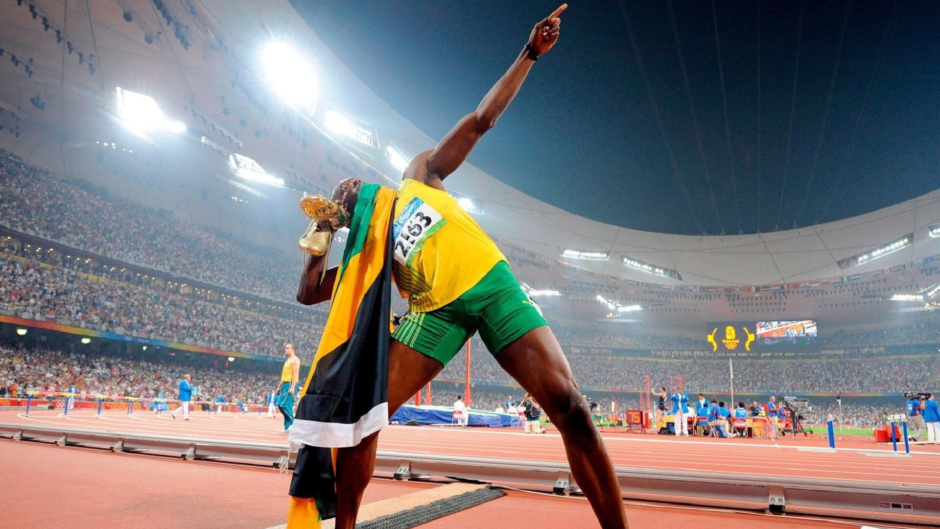 赛道奇迹，雷诺绝境逆转，周冠宇的统治级表演让阿斯顿·马丁黯然失色